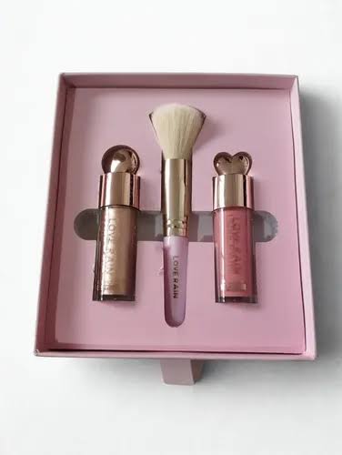 Kit Love Rain com gloss, iluminador e pincel